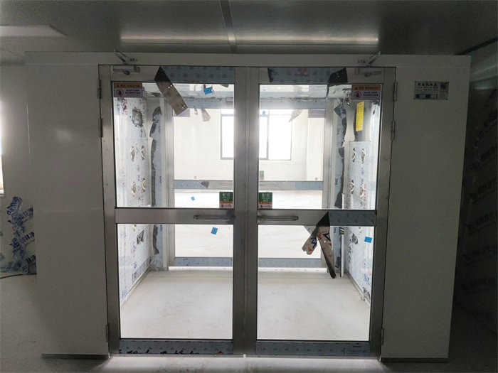 濟南登特商貿(mào)有限公司風淋室安裝現(xiàn)場